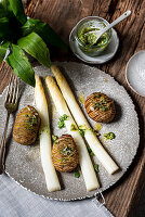 Hasselback-Kartoffeln mit Bärlauchpesto und Spargel