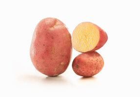 Rote Kartoffel und zwei Kartoffelhälften