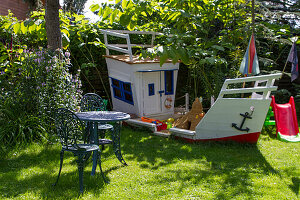 Sandkasten für Kinder als Boot im Garten