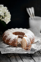 Einfacher Becherkuchen mit Nüssen