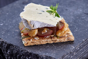 Blauschimmelkäse mit Chutney auf Knäckebrot