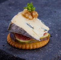 Blauschimmelkäse mit Walnuss und Feige auf Cracker