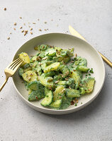 Grüner Kartoffelsalat mit Apfel und Spinat-Joghurt-Dressing