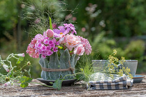 Rosa Gesteck aus Rosen, Phlox, Hortensien und Schmuckkörbchen