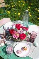 Gedeckter Ostertisch mit Blumenkorb