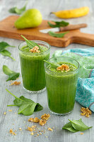 Grüner Smoothie mit Spinat, Birnen und Banane