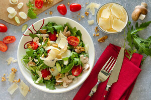 Italienischer Pilzsalat mit Rucola, Tomaten und Parmesan