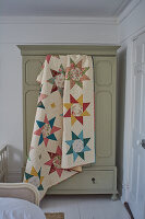 Bunte Quilt-Decke am Kleiderschrank