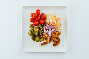 Mixed Pickles mit Tomaten und roten Zwiebeln