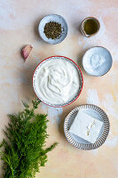 Griechischer Joghurt, Feta, getrocknete Minze, Salz, Olivenöl und frischer Dill