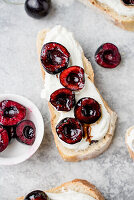 Bruschetta mit Balsamico-Kirschen, Ricotta und Zitrone