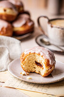 Hausgemachte Donuts mit Zuckerguss, gefüllt mit Marmelade