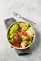 Cobb-Salat mit Blauschimmelkäse, Minutensteak und Bacon