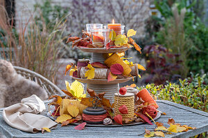 Herbstlich dekorierte Etagere auf Gartentisch