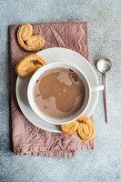 Tasse Milchkaffee mit Schweinsöhrchen