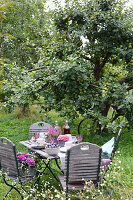 Laid garden table with autumnal feel