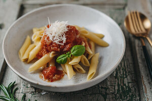 Penne mit schneller Tomatensauce aus dem Backofen