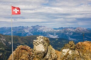 Die Schweizer Fahne flattert auf dem Gipfel des Parpaner Rothorns, Alpenort Lenzerheide, Schweizer Alpen, Kanton Graubünden, Schweiz