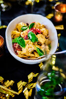 Tortellini in Sahnesoße mit Tomaten und Basilikum