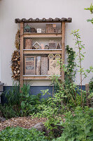Insektenhotel im Garten zur Förderung der Biodiversität