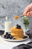 Pancakes mit Beeren und Honig