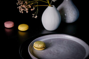 Stillleben mit Macarons, Keramikteller und Vase
