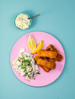 'Vischtäbchen' (veganer Fischerssatz) mit Hausfrauensauce und Kartoffelsalat