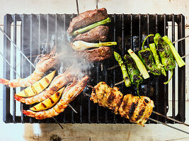 Viermal Yakitori-Spieße (mit Garnelen, mit Hüftsteak, Veggie und mit Hähnchen)