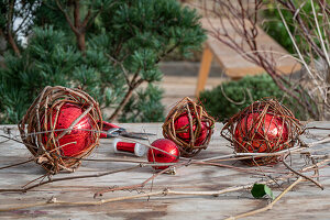 Kugeln mit Weinranken umwickeln, Christbaumkugeln basteln, close-up