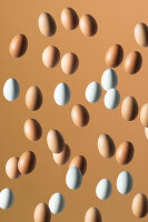Eier vor hellbraunem Hintergrund