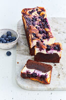 Brownie-Cheesecake mit Blaubeeren