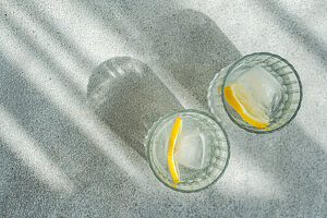 Wodka Tonic, serviert mit Zitrone und Eiswürfeln