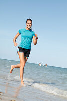 Junge Frau beim Joggen am Meer