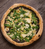 Pizza mit Rucola und Parmesan