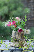 DIY-Vase aus Weckglas und Sackstoff mit Küchenschelle (Pulsatilla)