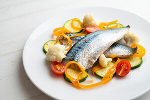 Baked mackerel with steamed vegetables