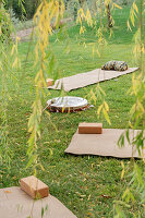 Yoga-Set-up unter einem Baum im Garten