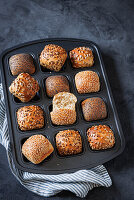 Mini-Brötchen in der Brownie-Backfform aus Dinkelmehl mit Saatentopping