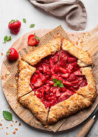 Shortcrust pastry galette with strawberries and almond crust