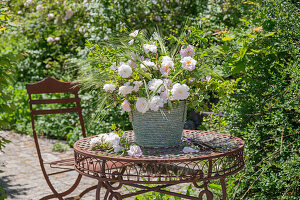 Blumenstrauß aus weisser Strauchrose 'Stanwell perpetual' (Rosa pimpinellifolia) und Wintergerste