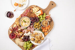 Obst- und Nussbrett mit Käse, Schinken und Wurst