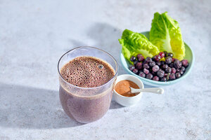 Salad smoothie with blueberries and almond butter