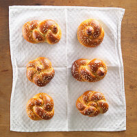 Braided yeast rolls