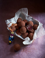 Gingerbread truffles with cranberries and gin