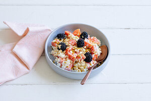 Cottage cheese breakfast with papaya and blackberries