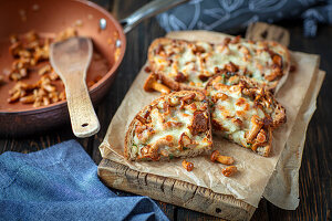 Toasted bread with chanterelles and mozzarella