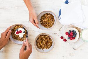 Hafer-Knuspermüsli mit Joghurt und Beeren