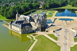 Frankreich, Oise, Chateau de Chantilly, formaler Garten von Le Notre (Luftaufnahme)