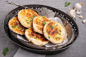 Vegan garlic naan bread (India)