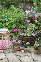 Bunter Miniteich und Blumenarrangements in einem Garten